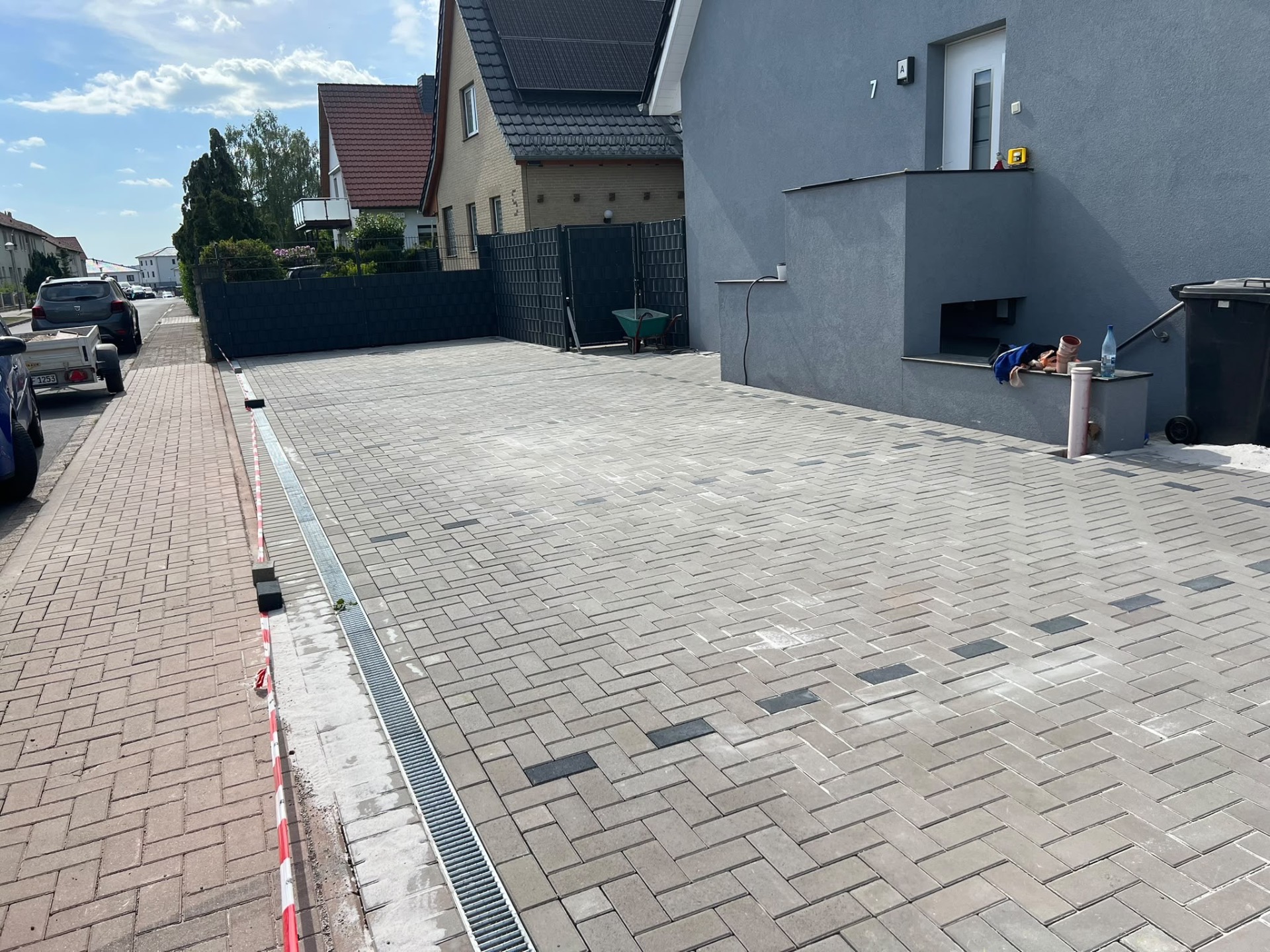 Neu gepflasterte Einfahrt mit Entwässerungsrinne in Wolfsburg