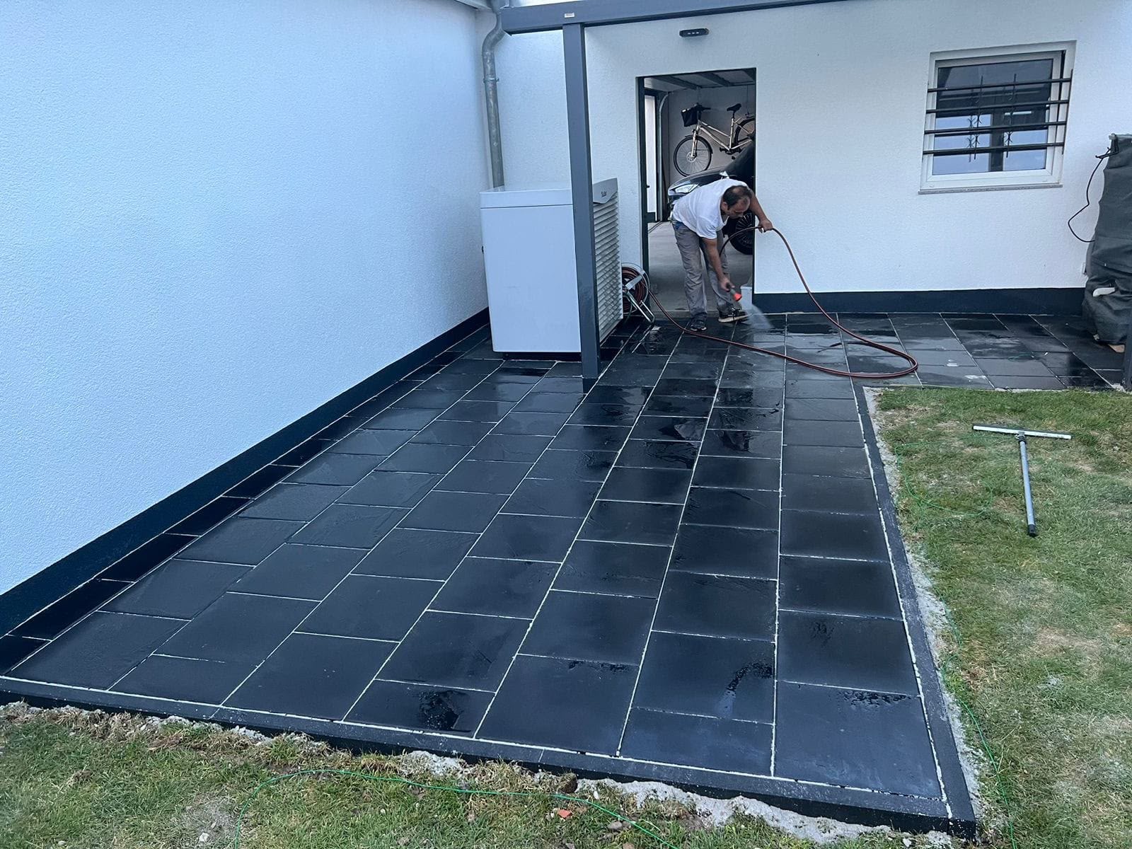 Neue Terrasse aus anthrazitfarbenen Platten am Haus